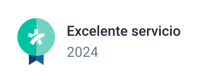 Insignia con forma circular en tonos verde y azul turquesa con una marca de verificación blanca en su interior, acompañada de una cinta azul en la parte inferior. A la derecha del gráfico aparece el texto “Excelente servicio” en color negro, seguido de “2024” en tono gris claro. Este distintivo representa una valoración positiva otorgada en reconocimiento a la calidad del servicio prestado durante el año 2024, transmitiendo confianza y profesionalidad.
