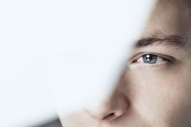 Imagen conceptual que representa el enfoque de la terapia EMDR (Desensibilización y Reprocesamiento por Movimiento Ocular). Se muestra un primer plano del rostro de una persona, enfocando especialmente su ojo azul, con el resto del encuadre desenfocado por un velo blanco que sugiere introspección o memoria difusa. Esta técnica psicoterapéutica es utilizada por Raquel Egido, psicóloga profesional, y consiste en estimular bilateralmente el cerebro (a través de movimientos oculares o táctiles) para procesar traumas, bloqueos emocionales y experiencias difíciles. La imagen transmite la mirada interna y el trabajo con la memoria implícita que caracteriza a este método.
